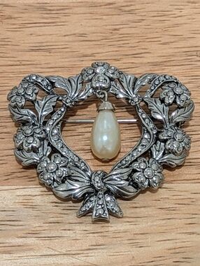 EUC 90s Avon Romantic Renaissance Silvertone Brooch with Marcasite Stones